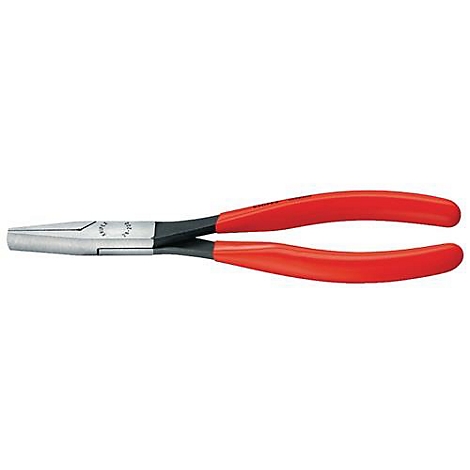 Pince à long nez avec poignée rouge. La tête de la pince est argentée et comporte une impression.