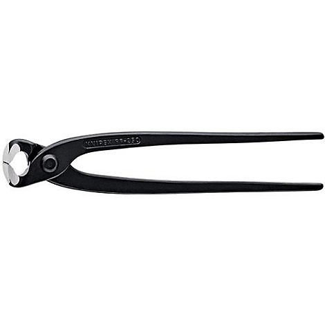 Une pince à ongles noire, avec une pince ouverte. Le nom de la marque est gravé sur l'outil.