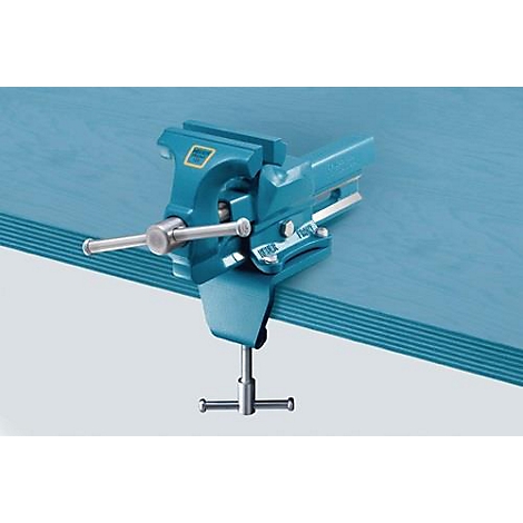 Étau bleu clair sur une table bleue. Poignée en métal, support et vis visibles.