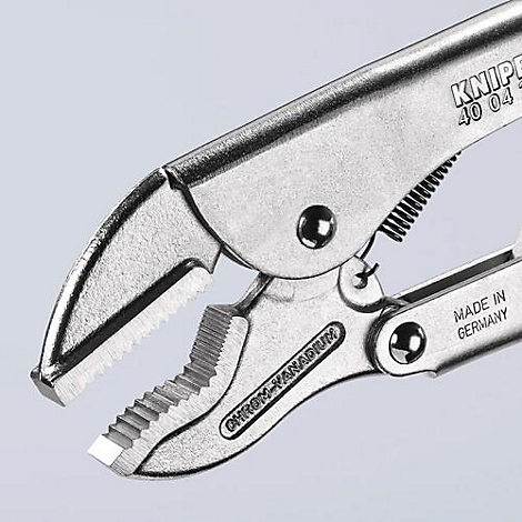 Gros plan d'une clé à tubes chromée avec des mâchoires dentelées. Inscription: Chrome-Vanadium, Made in Germany.