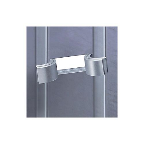 Gros plan sur des charnières en métal. Les charnières relient deux surfaces grises. Le fond est blanc.