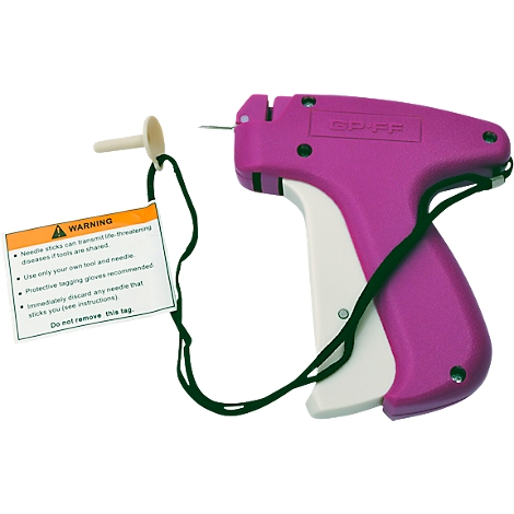 Un pistolet d'étiquetage rose avec une poignée blanche et une étiquette d'avertissement attachée à une ficelle noire.