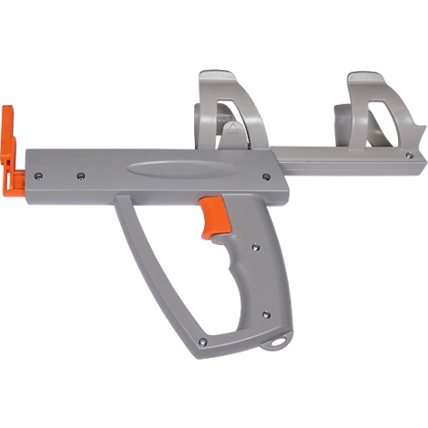 Gros plan sur un pistolet jouet. Un accessoire orange est fixé au boîtier gris. La gâchette est également orange.