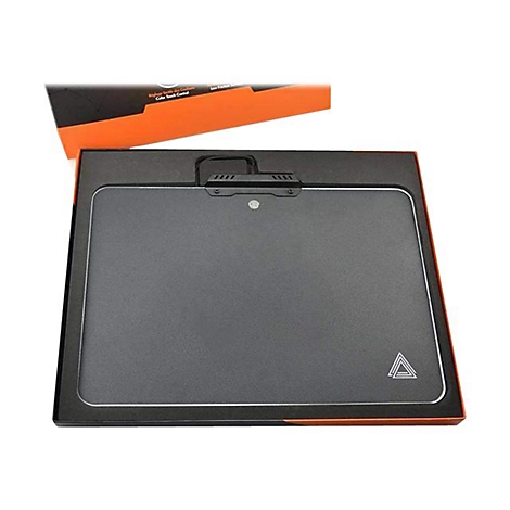 Schwarzes Gaming-Mauspad in einer Box. Mit Griff, Logo und LED-Beleuchtung.