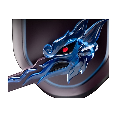 Gros plan d'une tête de dragon bleue avec des yeux rouges. La lumière se réfracte dans le matériau transparent.