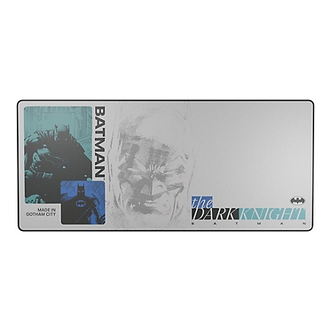 Tapis de bureau rectangulaire Batman : logo Batman, inscription "The Dark Knight". Scène de Gotham City, fond gris.
