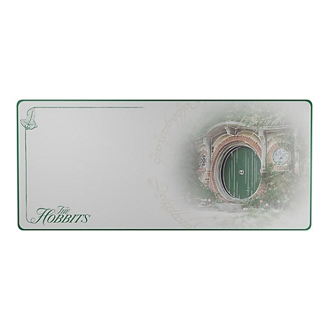 Tapis de bureau rectangulaire avec le logo 'The Hobbit' et l'illustration d'une porte de maison de hobbit verte.