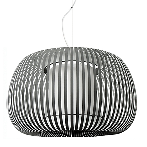 Lampe suspendue grise avec des lattes verticales, en dessous une source de lumière blanche.