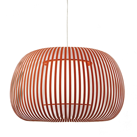 Suspension en lattes de bois couleur rouille, design ovale, intérieur blanc, sur câble fin. Fournissant de la lumière.
