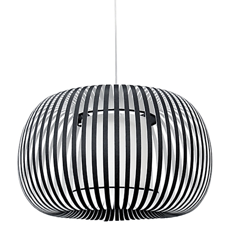 Lampe suspendue avec un design à lattes verticales noires et un intérieur blanc. Elle est suspendue à un fin câble.