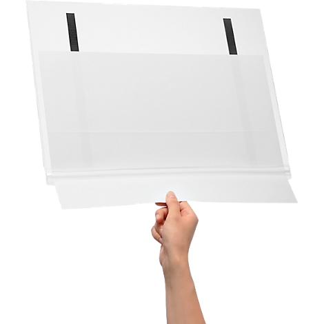 Eine Hand hält ein durchsichtiges Whiteboard. Auf dem Whiteboard sind zwei schwarze Streifen und eine Falz erkennbar.