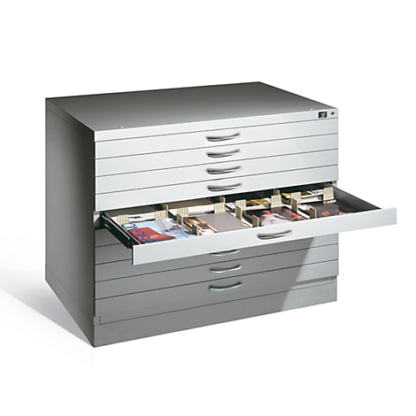 Grijze meerlaagse tekentafel met een lade open, gevuld met kleurrijke inhoud, tegen een witte achtergrond.