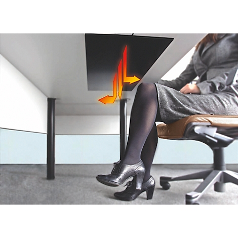 Une femme est assise à un bureau, les pieds sur le sol. Sous la table : chauffage avec des flèches indiquant la chaleur.