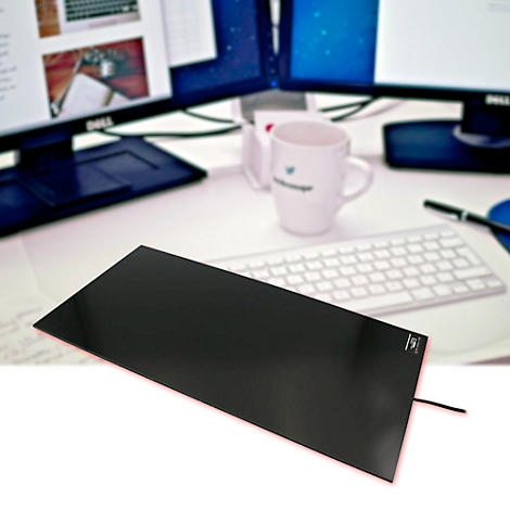 Tapis de souris noir sur le bureau, bord rose, derrière le clavier, tasse, moniteurs.