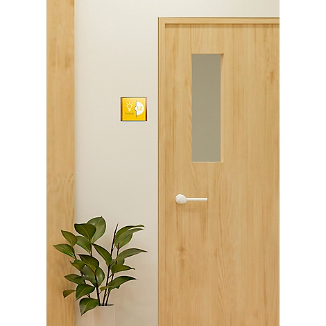 Porte en bois avec fenêtre, poignée blanche, à côté d'une plante en pot et d'un panneau.