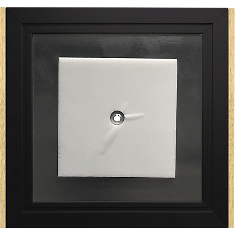 Oeuvre d'art carrée avec surface blanche perforée et œillet métallique, encadrée.