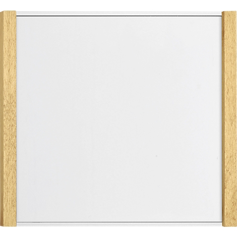 Tableau blanc avec cadre en bois clair.
