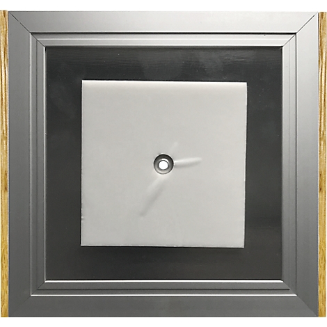 Couvercle carré blanc avec trou et ailes intégrées. Encadré dans un cadre en métal gris, encadré dans un cadre en bois.