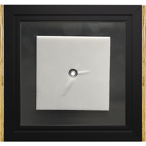 Un objet carré blanc avec un trou au centre et trois ailes implicites, encadré de noir et de bois.