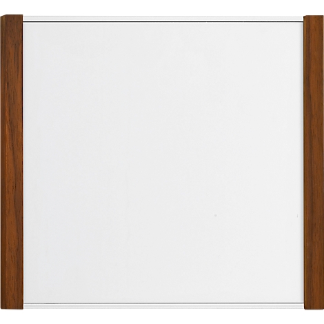 Un tableau blanc avec des cadres en bois marron. Les cadres en bois sont sur les bords latéraux.