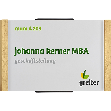 Panneau avec nom, poste et logo. Inscription : Salle A 203, Johanna Kerner MBA, Direction, logo Greiter.