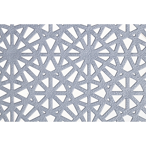 Gros plan sur une grille métallique grise avec un motif géométrique radial ajouré sur fond blanc.