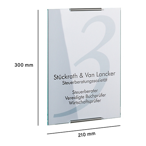 Panneau d'entreprise en verre avec l'inscription "Stückrath & Van Lancker". Le panneau est maintenu par des clips métalliques.