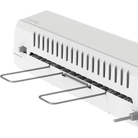 Gros plan d'un appareil rectangulaire blanc avec des supports métalliques extractibles.