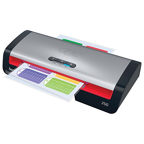 Laminateur gris avec des touches de rouge. Des feuilles multicolores sont en cours de plastification. Le côté indique '250'.