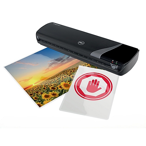 Une plastifieuse noire avec deux feuilles plastifiées. L'une montre un champ de tournesols, l'autre un panneau stop avec une main.