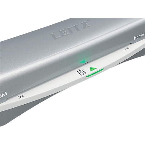Gros plan d'une plastifieuse Leitz. Boîtier gris argenté avec indicateurs verts et logo Leitz.