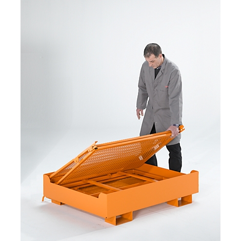 Un hombre abriendo una caja de transporte naranja con una cubierta de rejilla sobre un fondo claro.