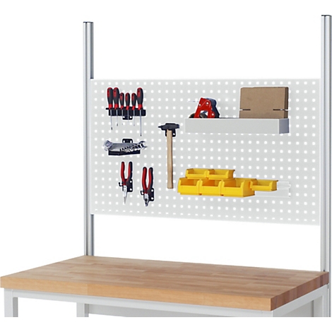 Établi avec panneau perforé et outils tels que tournevis, pinces, marteau et conteneurs.