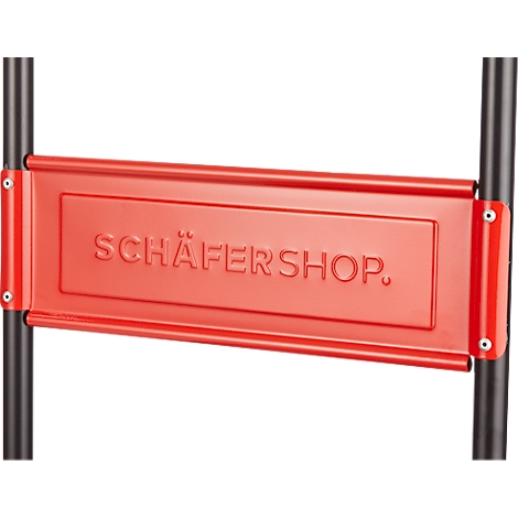 Rood bord met de tekst SCHÄFERSHOP. Het is bevestigd aan twee zwarte metalen staven.