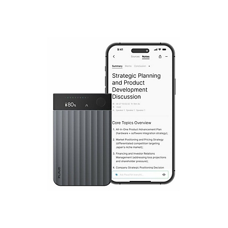 Ein Plaud Diktiergerät neben einem Smartphone, das eine Notiz-App mit einer Zusammenfassung anzeigt.