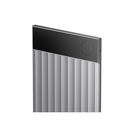 Nahaufnahme einer Powerbank mit geriffelter silberner Oberfläche und schwarzem Panel mit Rundtaste.