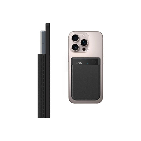 Ein iPhone mit einer schwarzen MagSafe Powerbank auf der Rückseite, die den Ladestand mit 80 Prozent anzeigt.