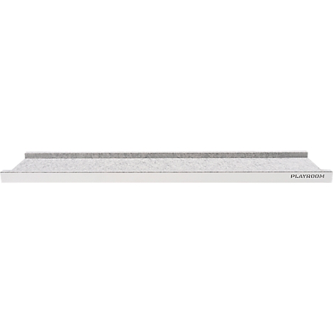 Un podium blanc avec une surface grise. "PLAYROOM" est écrit sur le devant.