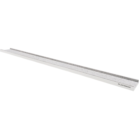 Een langwerpig, wit metalen stuk met afgeronde randen en een grijze textuur. Op het oppervlak staat 'Playroom'.