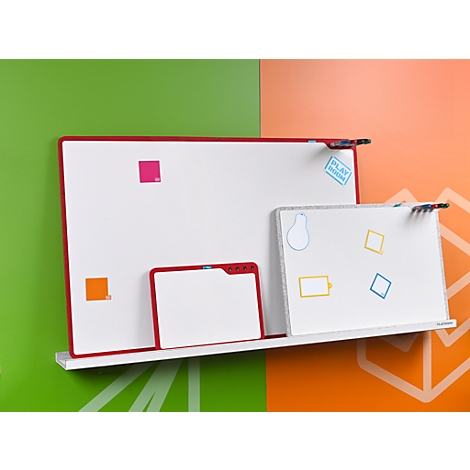 Drie whiteboards met rode randen en gekleurde magneten op een plank. Achtergrond: Groen en oranje.