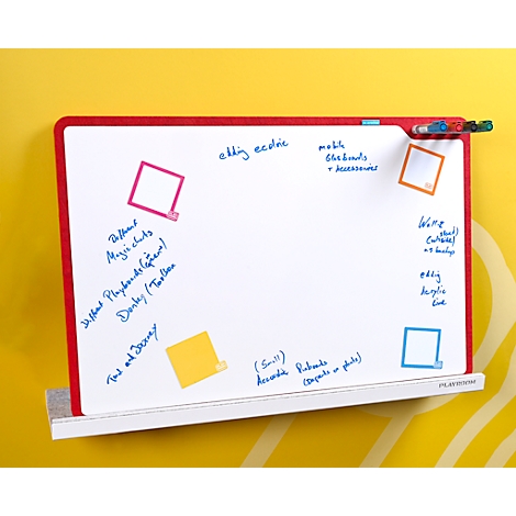 Wit whiteboard met rode rand, tekst in blauwe inkt, plaknotities in verschillende kleuren en pennen.