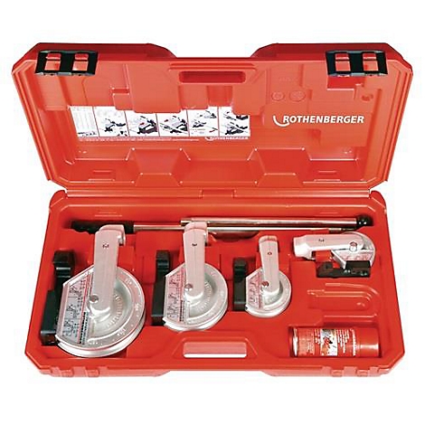 Boîte à outils rouge avec outil de cintrage de tubes. Comprend des cintreuses de différentes tailles, une tige et une boîte de conserve. Le logo Rothenberger est visible.