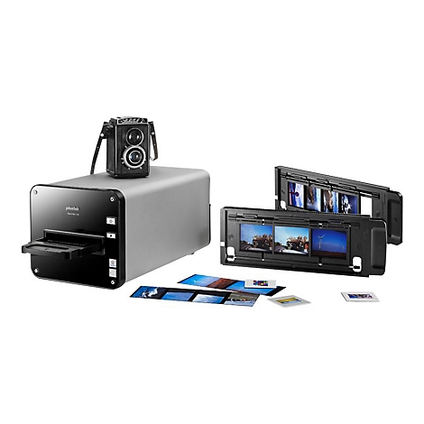 Ein Scangerät mit Dias, Negativen und einer Kamera auf weißem Hintergrund. Das Gerät steht neben Dias, Negativen und einer alten Kamera.