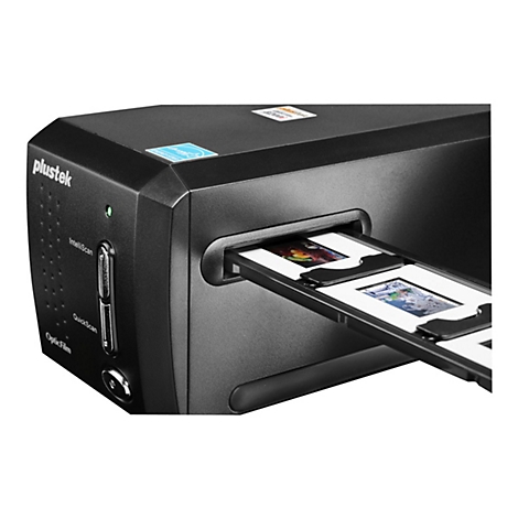 Schwarzer Film- und Diascanner mit geöffneter Lade, in der Dias liegen. Aufschrift "plustek".