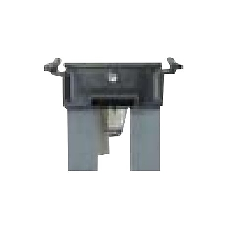 Grauer Kunststoff-Clip mit Haken und Halterungen vor weißem Hintergrund.