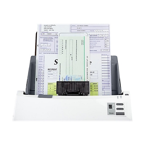 Ein weißer Dokumentenscanner mit eingelegten Dokumenten. Der Scanner zeigt Dokumente mit Text und Zahlen an. Auf dem Scanner befindet sich ein Scan-Knopf.