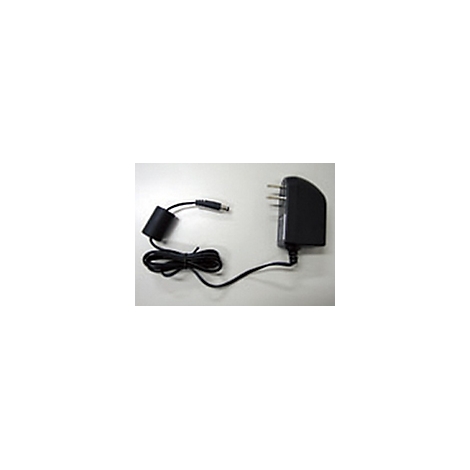 Schwarzes Netzteil mit Kabel und Stecker, auf weißem Hintergrund.