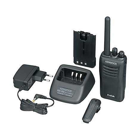 Donkergrijze walkietalkie met accessoires, zoals oplaadstation, voeding en batterijhouder.