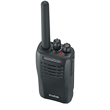 Een zwarte Kenwood walkie-talkie, met antenne en knoppen. Op het apparaat staat "Kenwood" en "ProTalk".