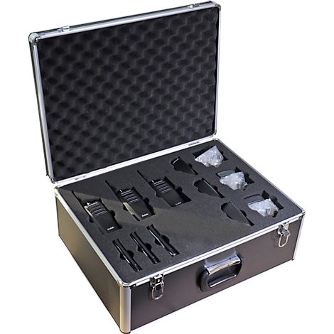 Zwarte koffer met walkietalkies, accessoires en schuimvulling.